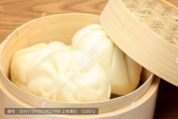 蒸出的肉包子