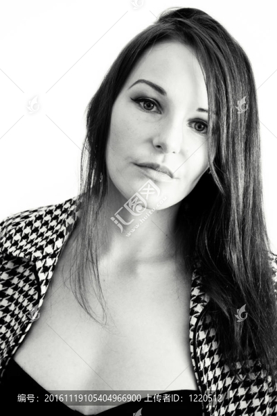 美麗的女人在黑色和白色