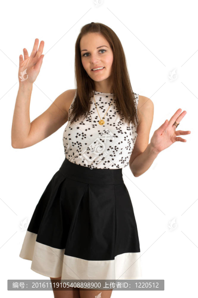 黑白服裝中的年輕女子