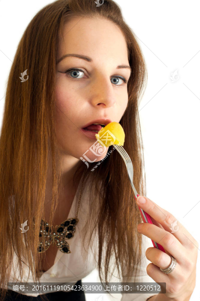 可愛的年輕女人吃土豆
