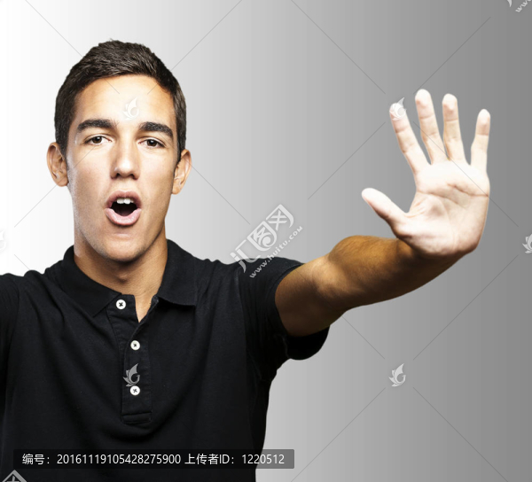 年輕人用手停下來