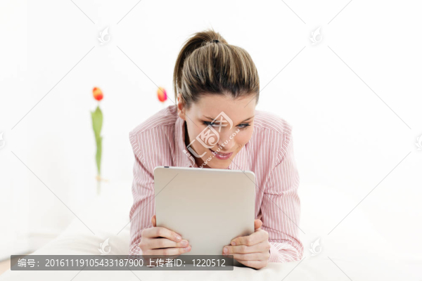 年輕女性平板電腦