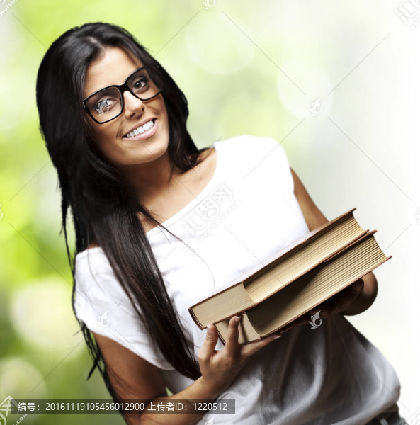 女人捧著書