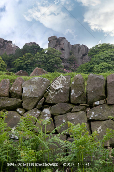 登山者攀登在柴郡的一座巖石山的形成
