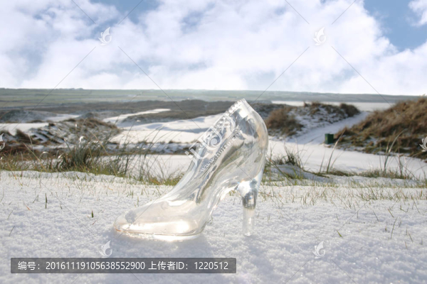 白雪覆蓋高爾夫球場水晶玻璃拖鞋