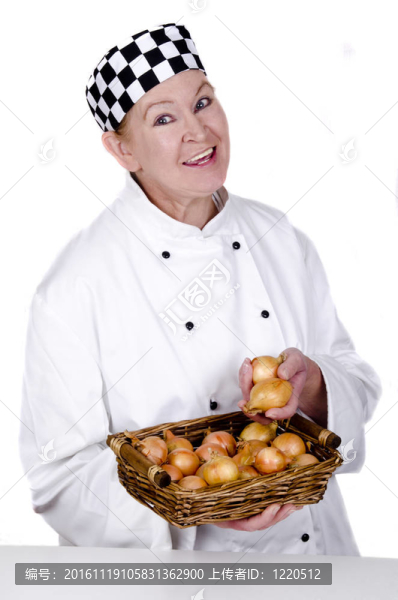 女廚師手里拿著籃子，手里拿著洋蔥