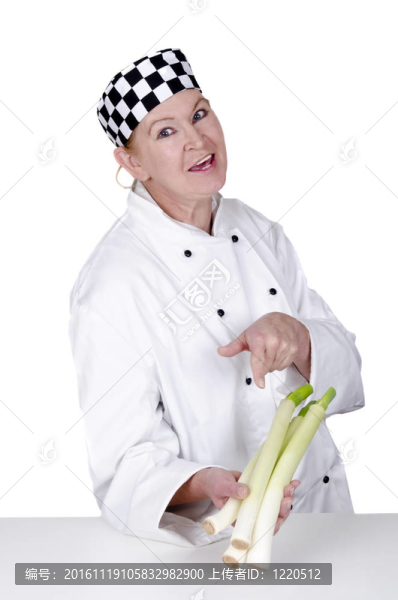 女廚師展示她的食指韭菜-匯圖網(wǎng) www.fosd68.com 女廚師展示她的食指韭菜