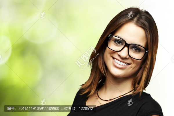戴眼鏡的年輕女人