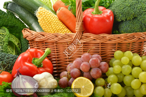 在柳條筐的蔬菜和水果，孤立在白色組成
