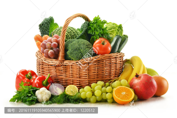 在柳條筐的蔬菜和水果，孤立在白色組成