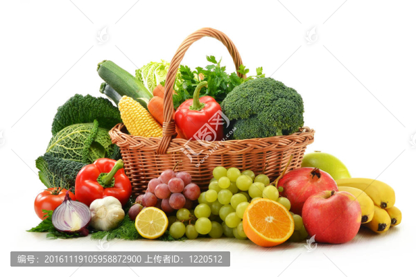 在柳條筐的蔬菜和水果，孤立在白色組成