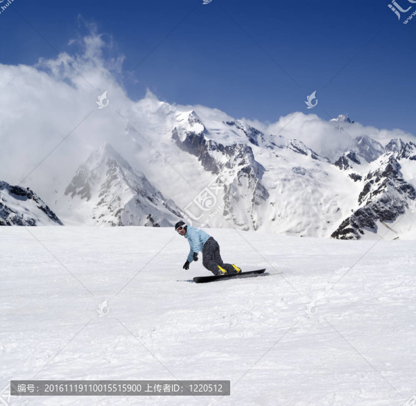 在高山滑雪