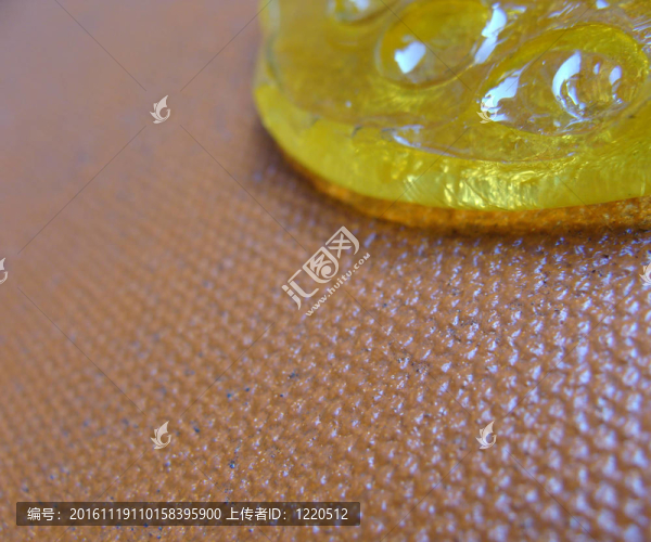 反射黃色液體樹脂滴漏粉色帆布的宏觀視角