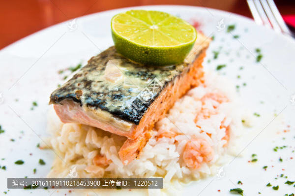 烤鮭魚和米飯