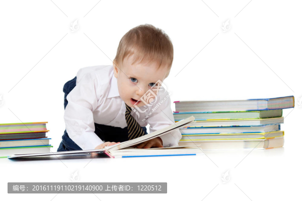 小男孩和白色的書