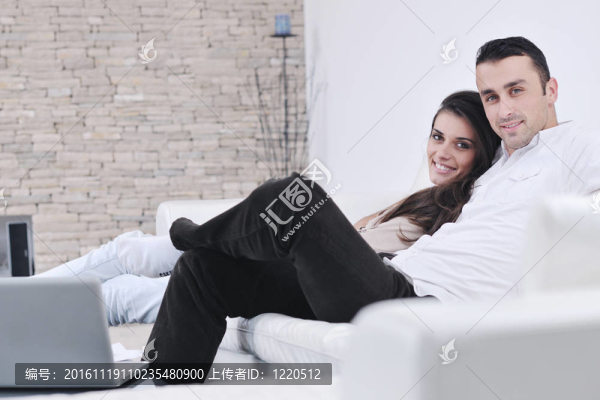 幸福的年輕夫婦在家放松