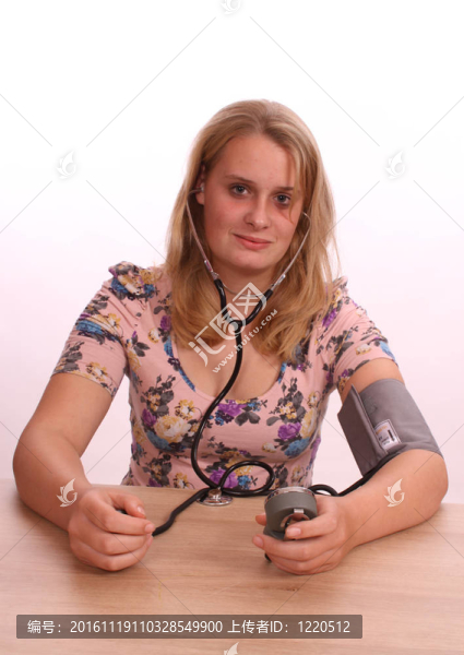 年輕女性測試她的健康