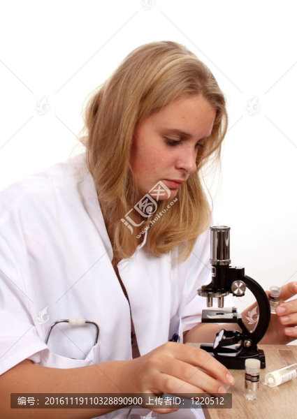 年輕女化驗(yàn)員調(diào)查死盆景樹-匯圖網(wǎng) www.fosd68.com 年輕女化驗(yàn)員調(diào)查死盆景樹