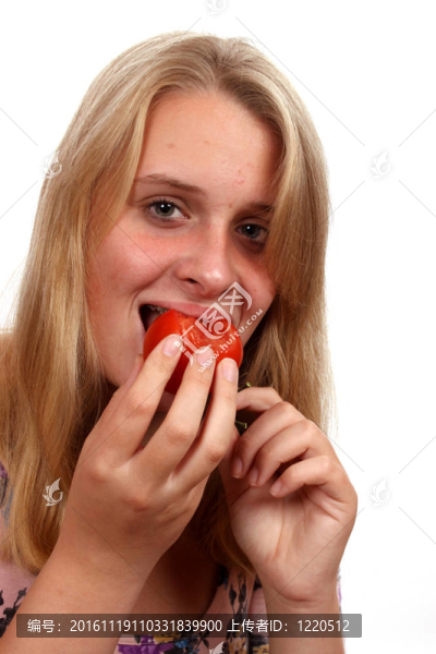 年輕的女人吃西紅柿