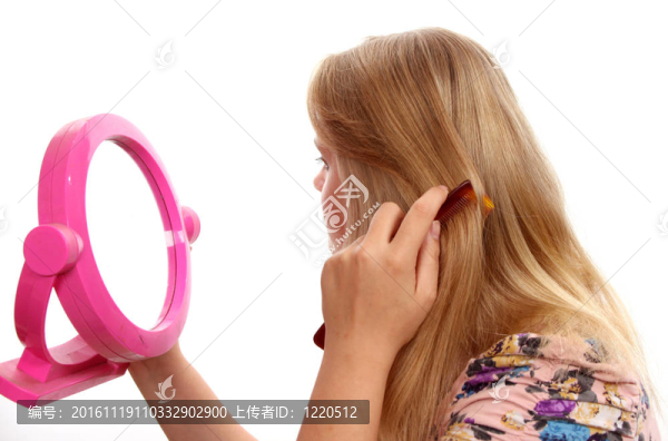 年輕女性梳理她的頭發(fā)