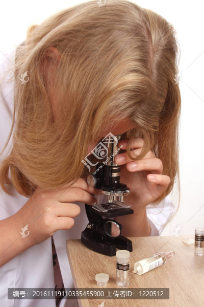 年輕女化驗(yàn)員調(diào)查死盆景樹-匯圖網(wǎng) www.fosd68.com 年輕女化驗(yàn)員調(diào)查死盆景樹
