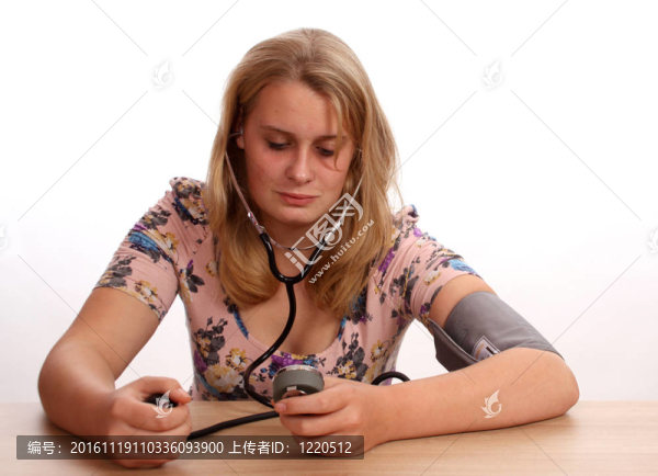 年輕女性測試她的健康