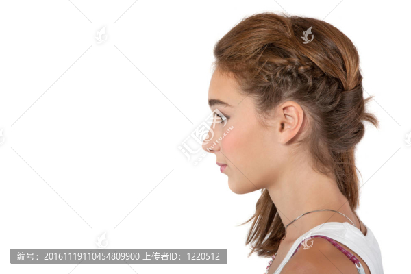 一個十幾歲女孩的輪廓；在白色上孤立