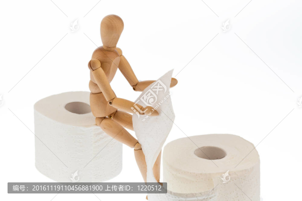 卷筒衛(wèi)生紙上的木雕像