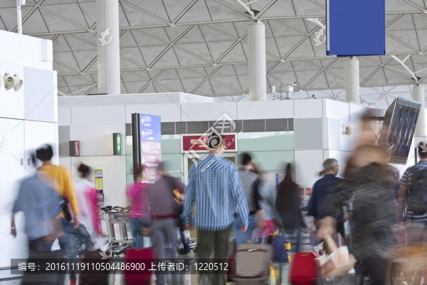 機場現代化建筑中的快速移動乘客