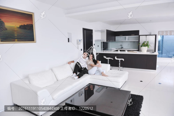 幸福的年輕夫婦在家放松