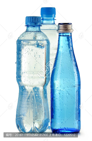 白色瓶上隔離的水