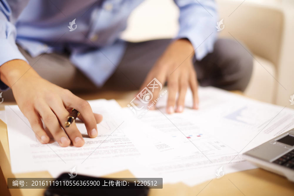 與文件工作的商人