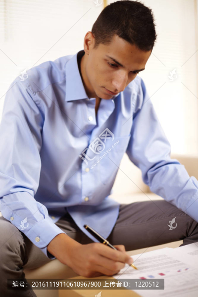 與文件工作的商人