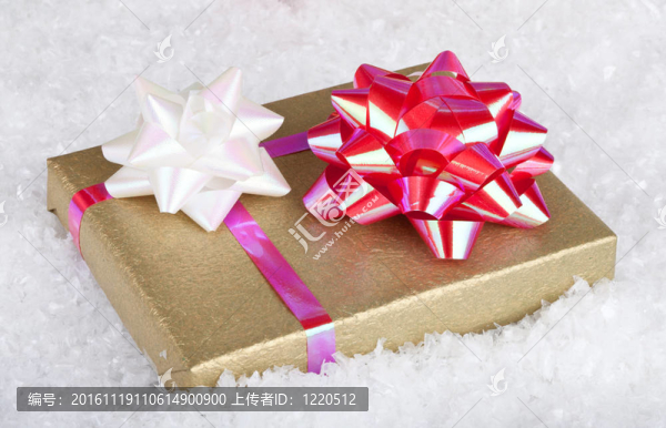雪中的禮品盒。圣誕節(jié)和新年