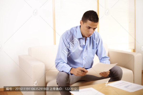 與文件工作的商人