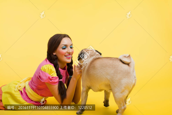 快樂(lè)的wwoung女娃娃衣服喂小狗