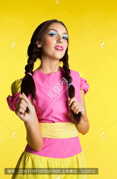 年輕女子與有趣的化妝娃娃服裝