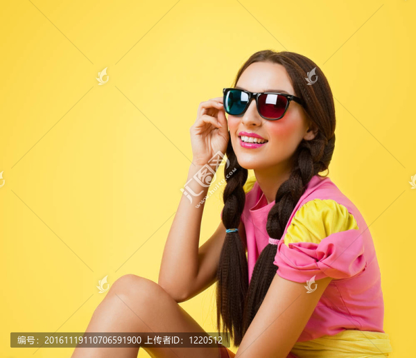 有趣的女人在娃娃裝扮看立體眼鏡