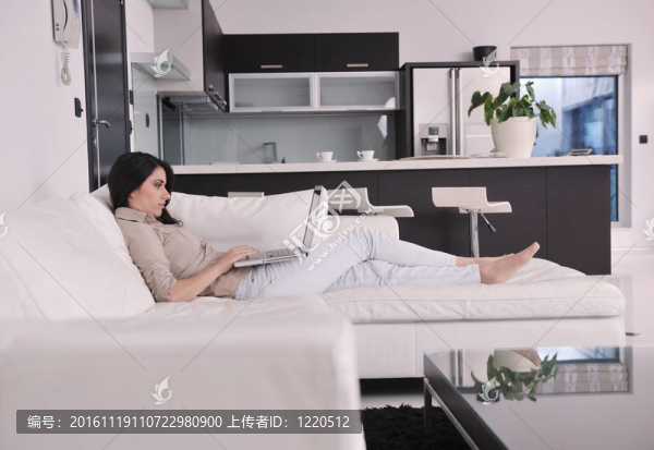 女人在家里工作筆記本電腦