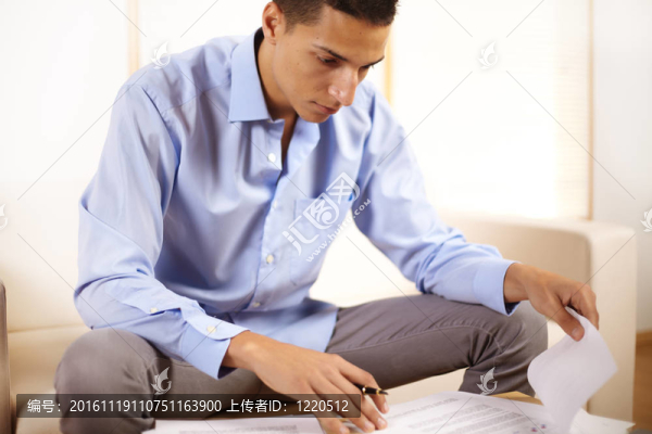 與文件工作的商人
