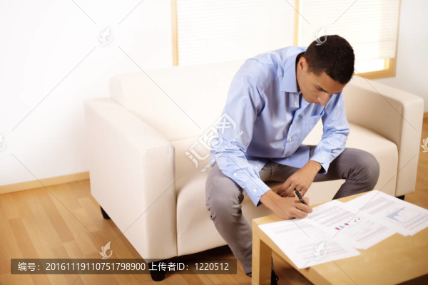 與文件工作的商人