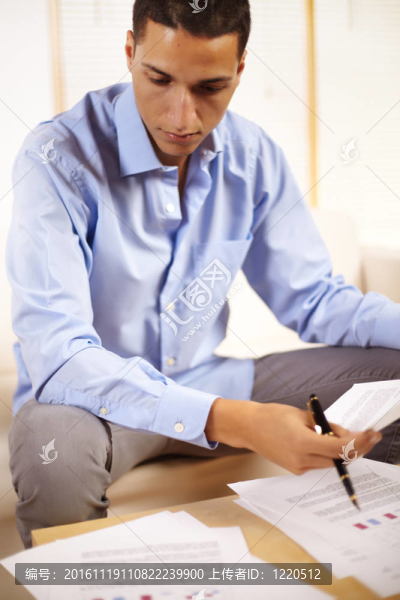 與文件工作的商人-匯圖網(wǎng) www.fosd68.com 與文件工作的商人