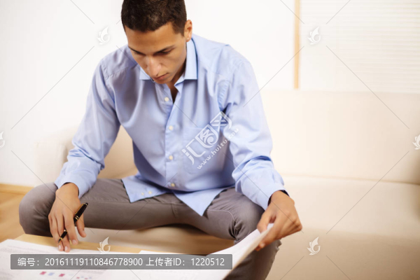 與文件工作的商人