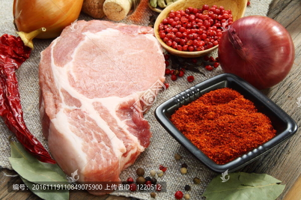 新鮮的生豬肉和香料。