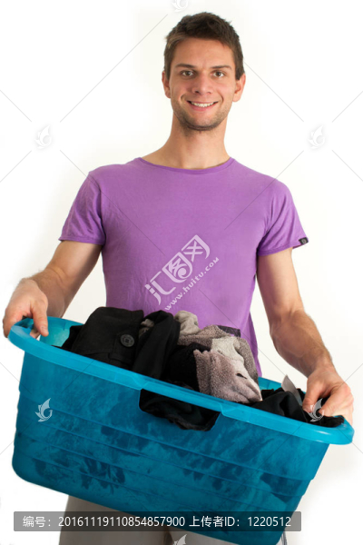 年輕人在洗衣服