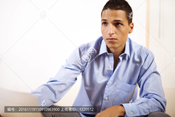 與文件工作的商人