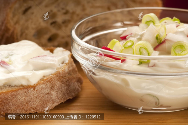美味的奶酪和蔬菜韭菜