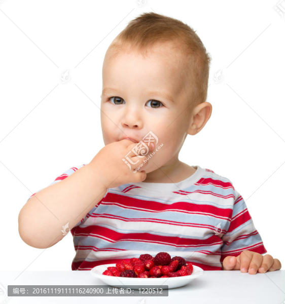 快樂的小男孩草莓