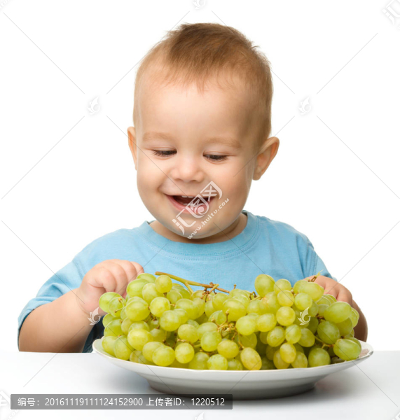 小男孩正在吃葡萄