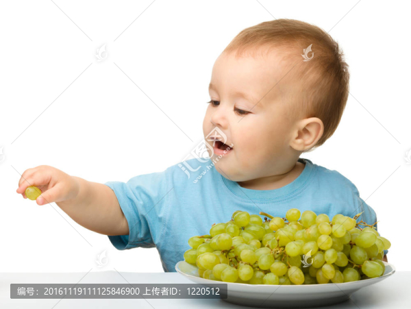 小男孩正在吃葡萄